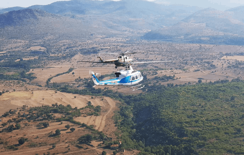 <span style='color:red;'><b>SRPSKA POLICIJA</b></span> SA NEBA GASILA POŽAR U MAKEDONIJI: Akcija helikoptera MUP-a!
